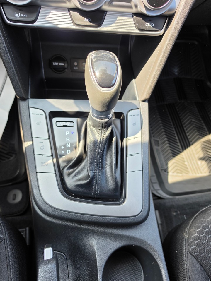 2019 Hyundai Elantra photo 16