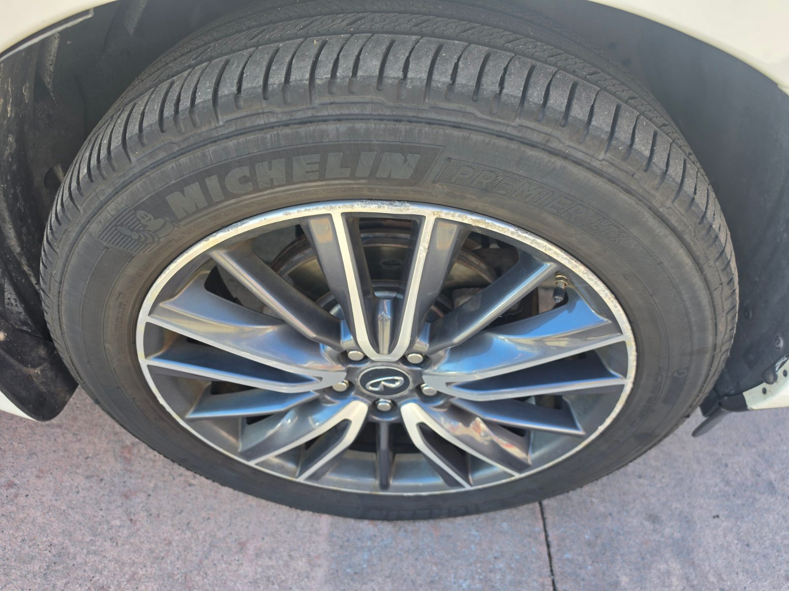 2017 INFINITI QX60 photo 23