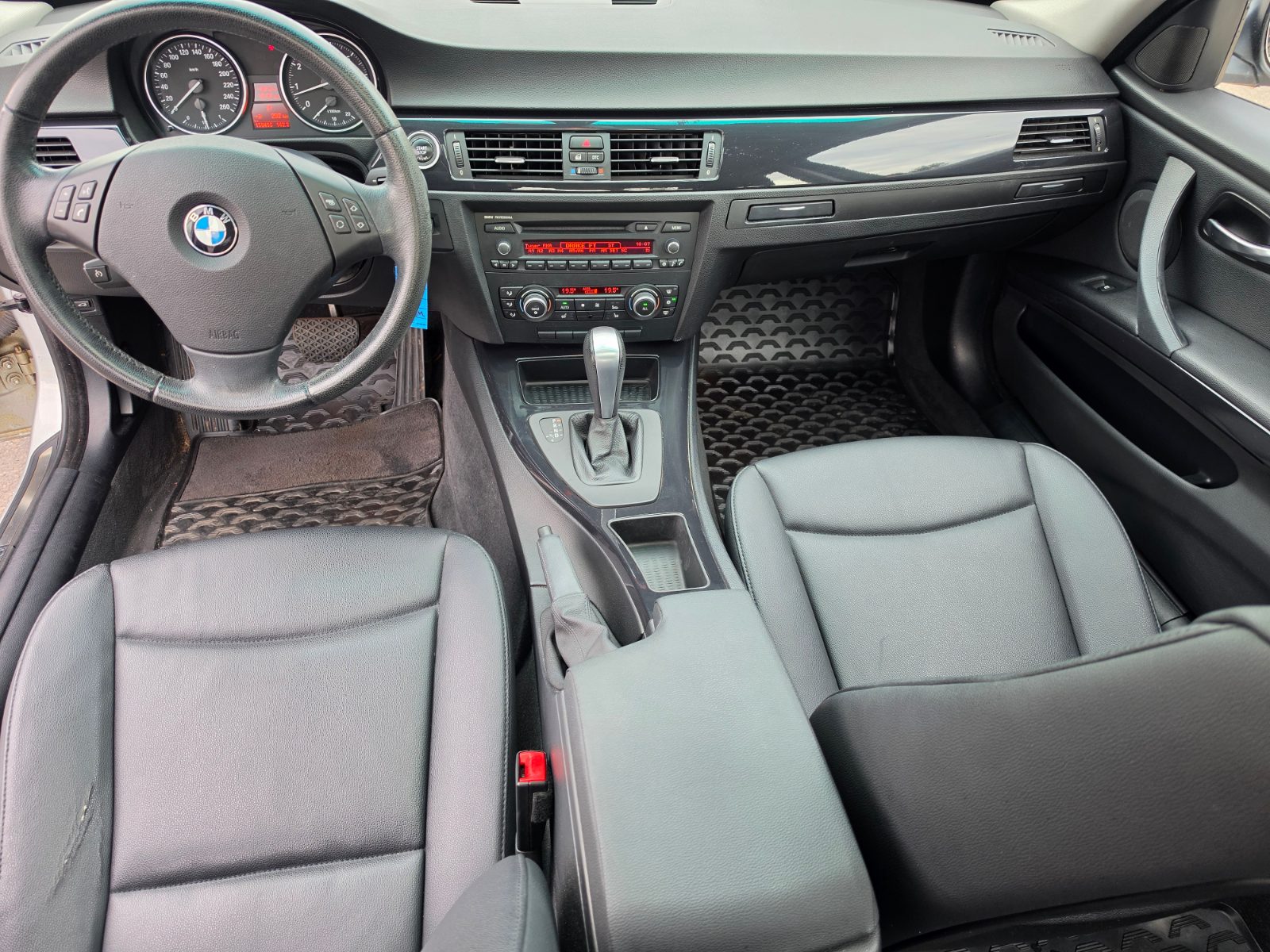 2010 BMW 3 Series photo 11