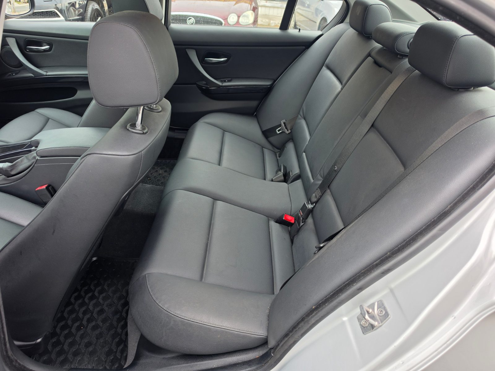 2010 BMW 3 Series photo 12